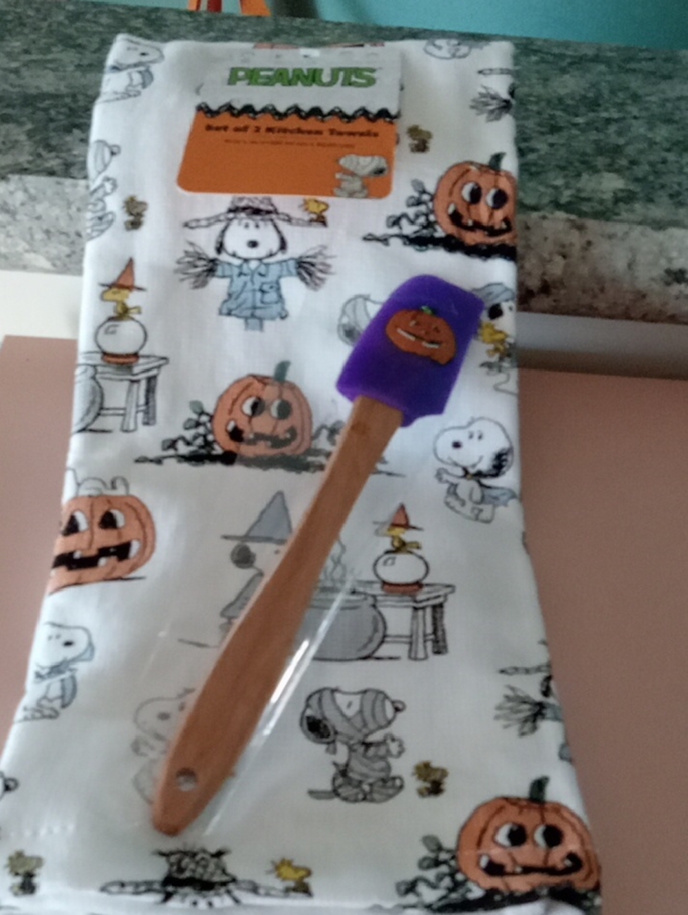 Peanuts Halloween Towel Set With Mini Spatula.